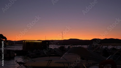 Sonnenuntergang mit rotem lava verfärbtem Himmel und einem kleinem Hafen mit Booten im Vordergrund, Saint Tropez Südfrankreich Frankreich
