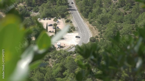 Blick von oben auf eine Straße mit vielen Pflanzen, Schlucht von Verdon Südfrankreich Frankreich