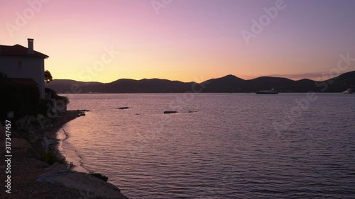 Wunderschöner Sonnenuntergang mit blick auf eine Bucht und einigen Yachten und Berge im Hintergrund, Saint Tropez Südfrankreich Frankreich