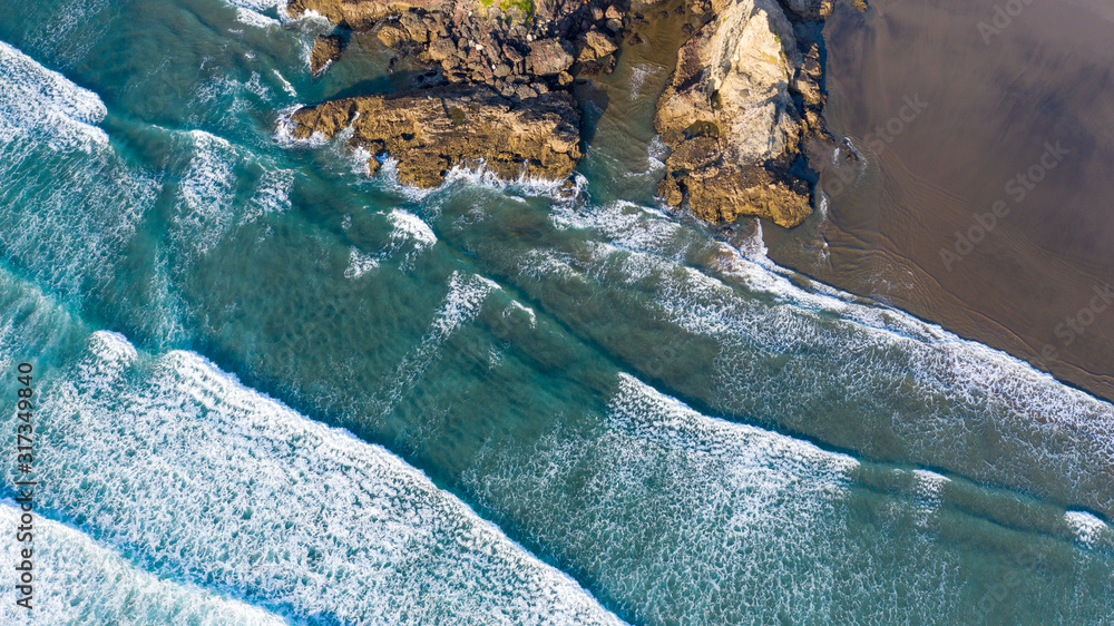 Fototapeta premium Aerial View Beach, Ocean and Rock of Piha, New Zealand