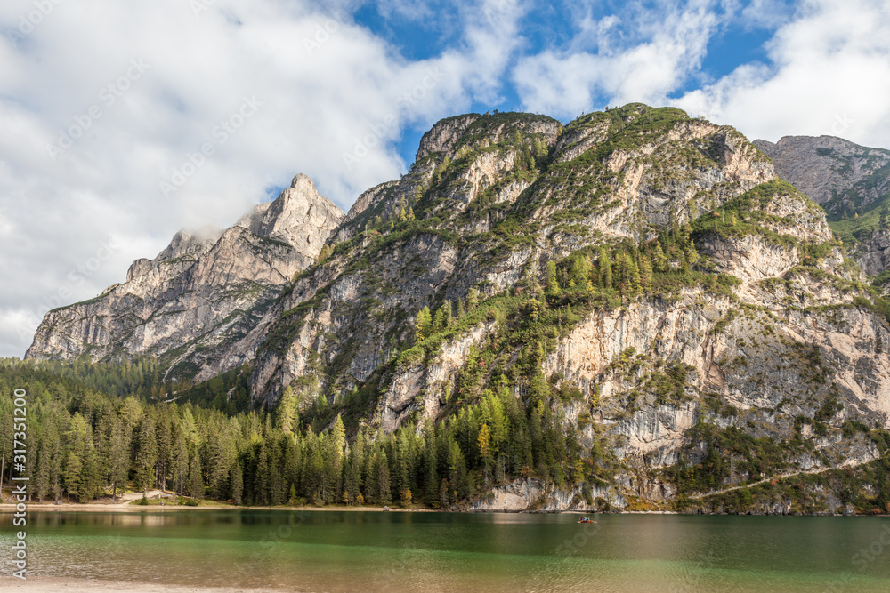 Fototapeta premium Pragser Wildsee im Herbst