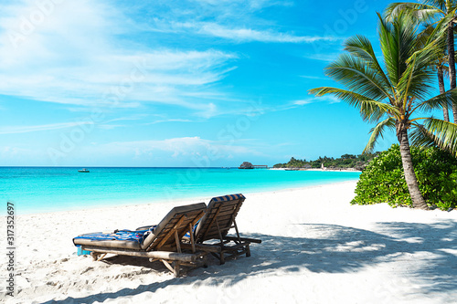 Fototapeta Naklejka Na Ścianę i Meble -  Panoramic view of a beautiful sunny day on sandy beach in the Maldives.
