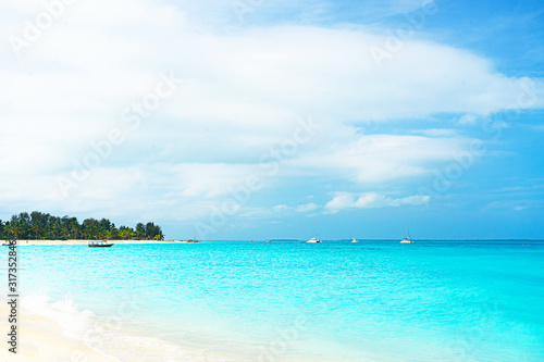 Fototapeta Naklejka Na Ścianę i Meble -  Panoramic view of a beautiful sunny day on sandy beach on exotic island.