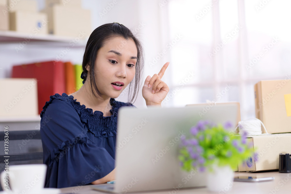 Asian women who are SME online shopping operators are working and thinking, SME online shopping operators or independent concepts. Asian women who are SME online shopping operators are working and thinking, SME online shopping operators or independent concepts.