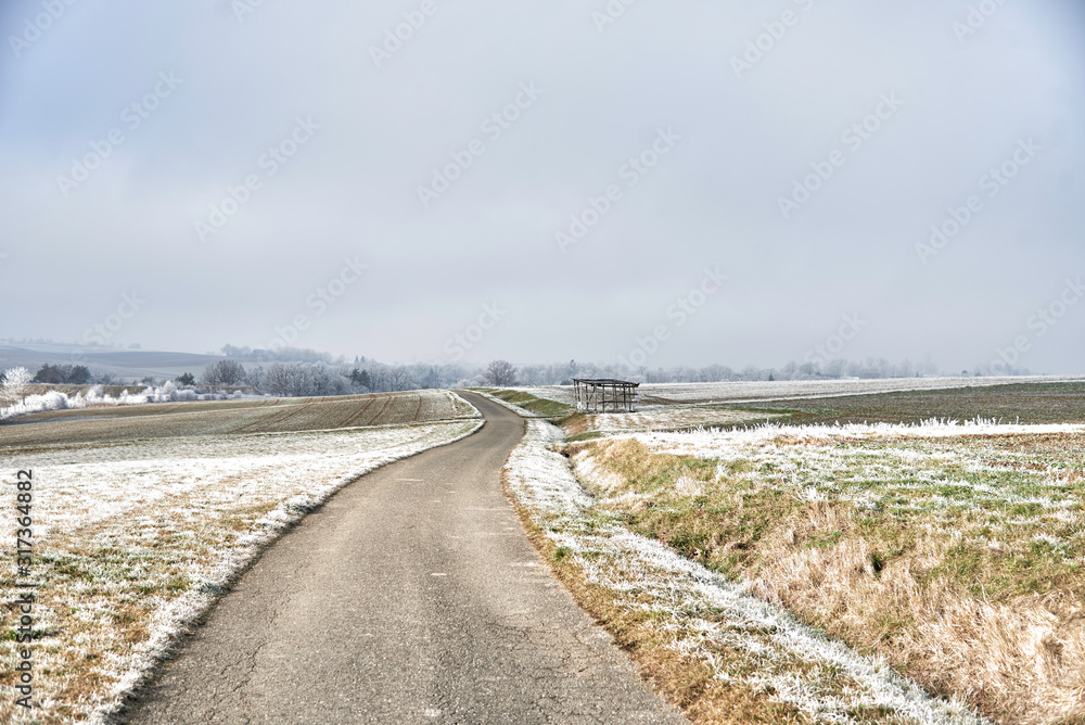 Feldweg in Winterlandschaft