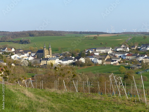 Panorama mit Weinbergen und Kirche von Helfant im Saargau photo