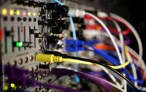 Foto modular synthesizer in producer recording studio