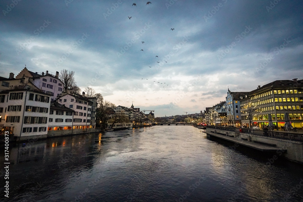 Naklejka premium The beautiful city of Zurich at night