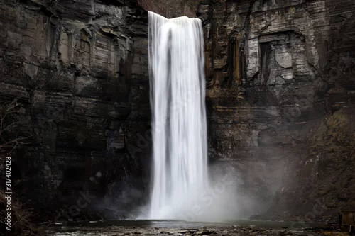 Panel kuchenny z motywem taughannock falls a silky smooth waterfall against a rock face cliff with splashing water at its base
