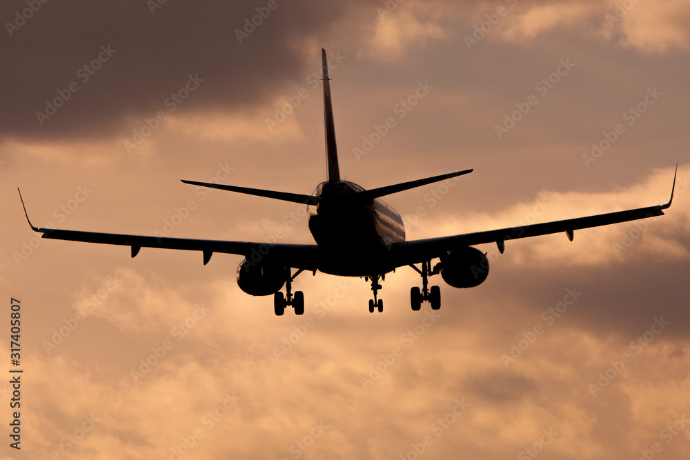 夕方の飛行機のシルエット 夕方の飛行機のシルエット