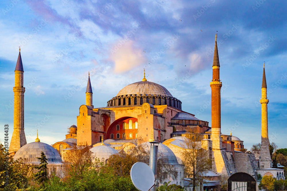 Obraz premium Hagia Sophia exterior, taken at a cloudy sunset.