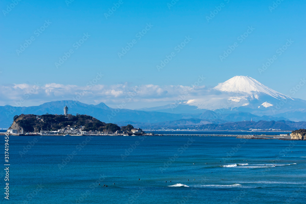 神奈川県稲村ケ崎から望む江の島と富士山