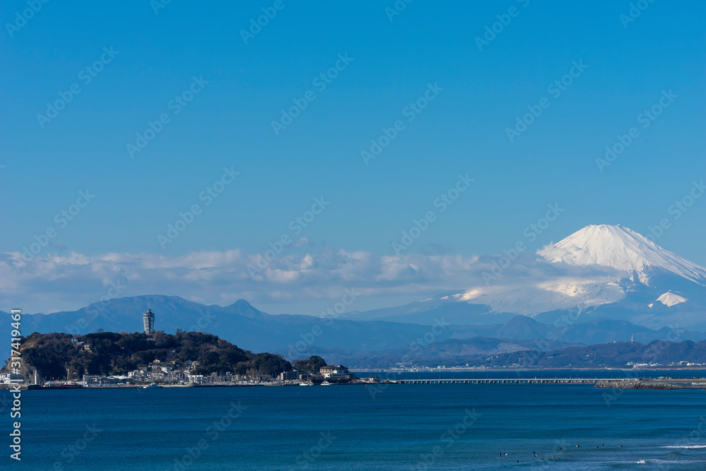神奈川県稲村ケ崎から望む江の島と富士山 神奈川県稲村ケ崎から望む江の島と富士山