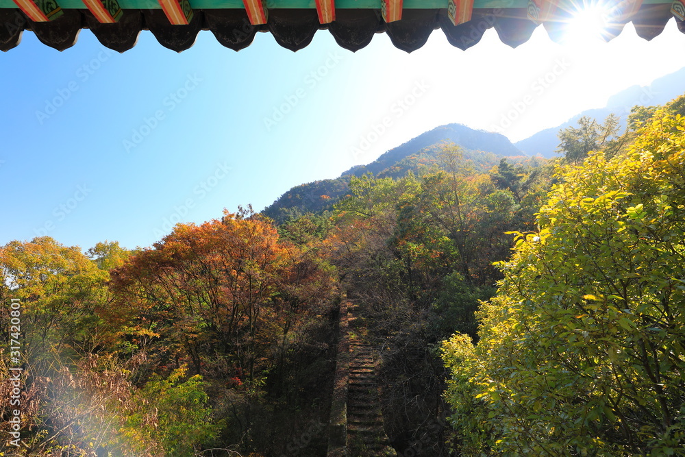 가을산과 처마가 보이는 아름다운 풍경 Stock Photo | Adobe Stock