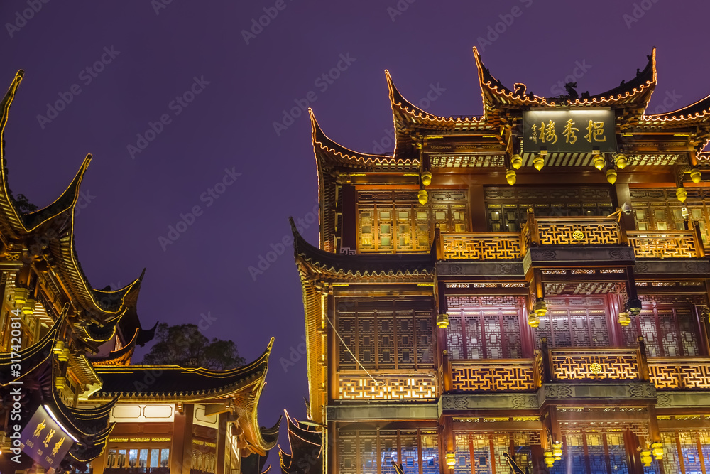 Fototapeta premium Shanghai, China - May 22, 2018: Old street near Yuyuan garden (Garden of Happiness) in center of Shanghai