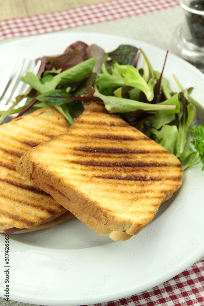 deux croque-monsieur toasté sur une table deux croque-monsieur toasté sur une table