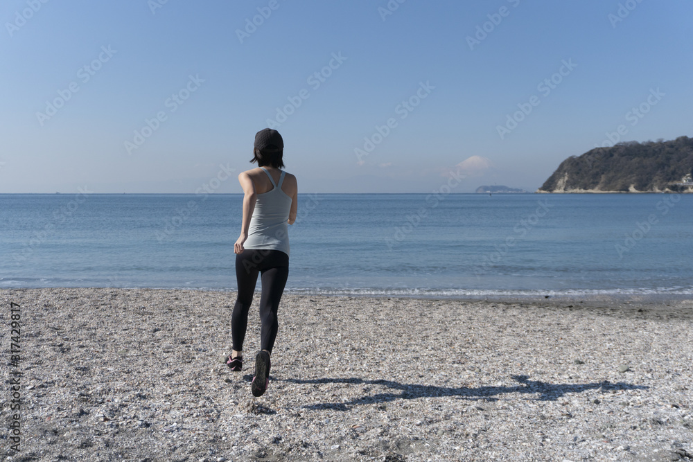 海辺 ランニング ジョギング 女性 01