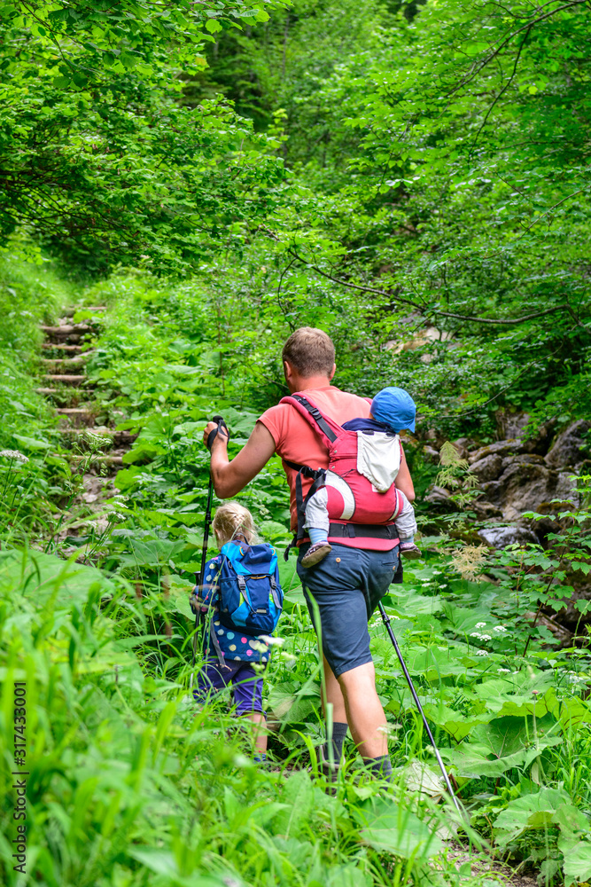 Junge Familie beim Wandern in den Oberstdorfer Bergen Junge Familie beim Wandern in den Oberstdorfer Bergen