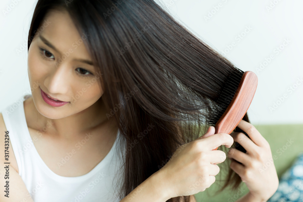 Naklejka premium 若い女性 ヘアケア