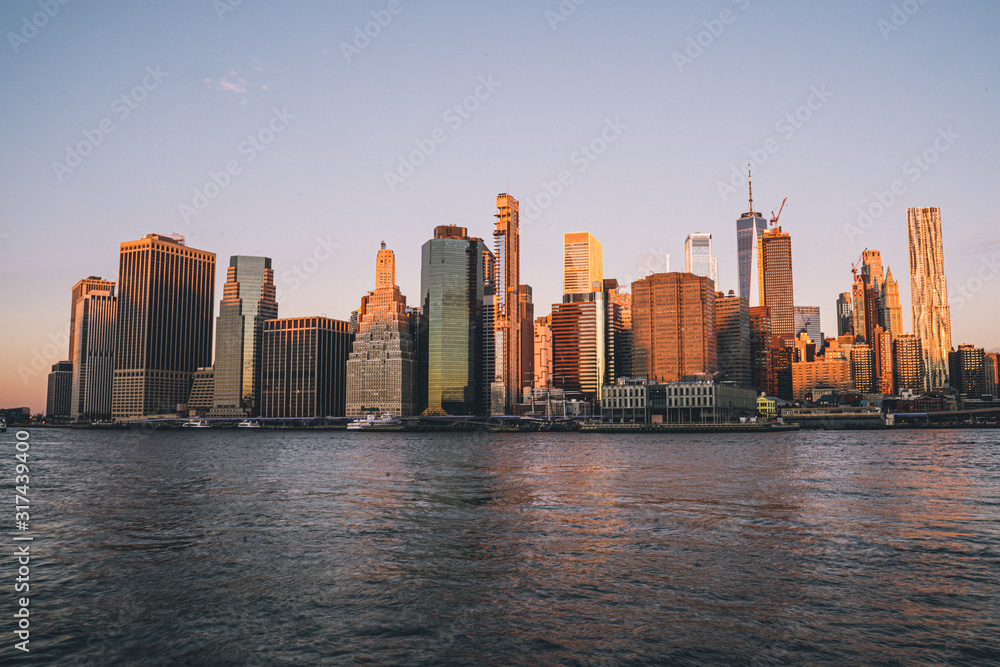 Naklejka premium wschód słońca na manhattanie