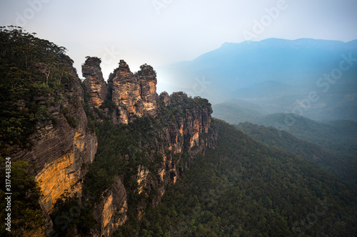 Tableau sur toile Three Sisters rock formation in Blue Mountains Australia