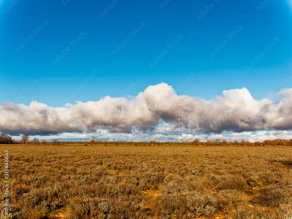 Hauts pylones, tours émettrices de Roumoules sur le plateau de Valensole face au lac de Sainte
