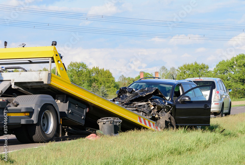 ein Auto wird nach einem Unfall abgeschleppt photo