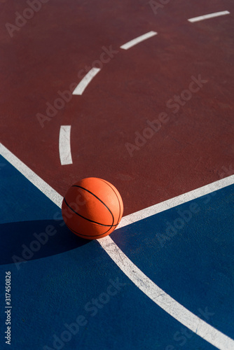 An orange ball on basketball court ©  Berlin23