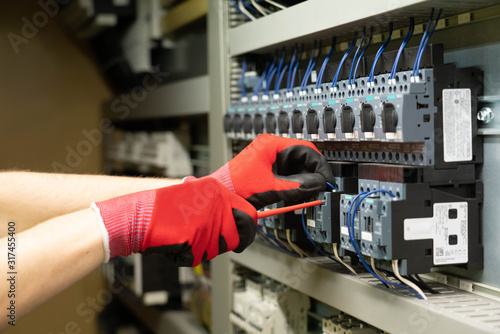 Steuerungstechniker bei der Inbetriebnahme einer Maschine