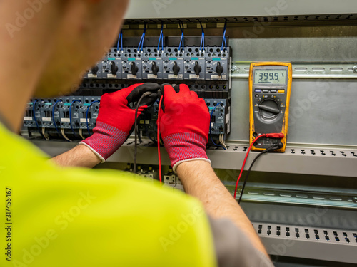 Steuerungstechniker bei der Inbetriebnahme einer Maschine