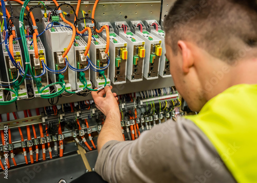 Steuerungstechniker bei der Inbetriebnahme einer Maschine