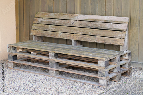 recycled wood palet make sit bench on home garden