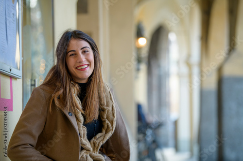 Bella modella posa per le strade di Reggio Emilia