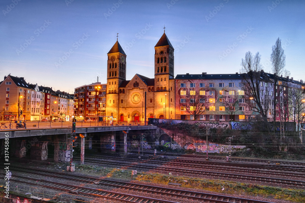 Naklejka premium Beleuchtete Kirche und Brücke im Zentrum von Düsseldorf