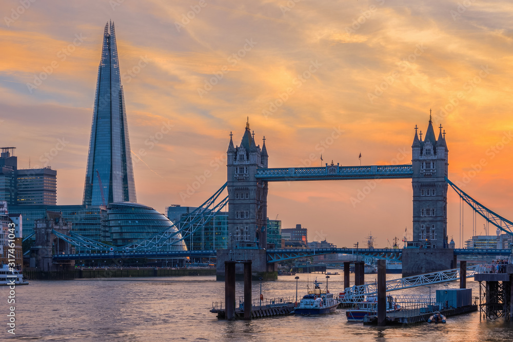 Naklejka premium London skyline with Tower Bridge at sunset