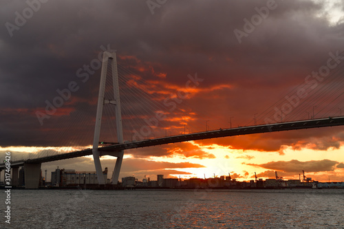 Fototapeta Naklejka Na Ścianę i Meble -  名港中央大橋からの日の出