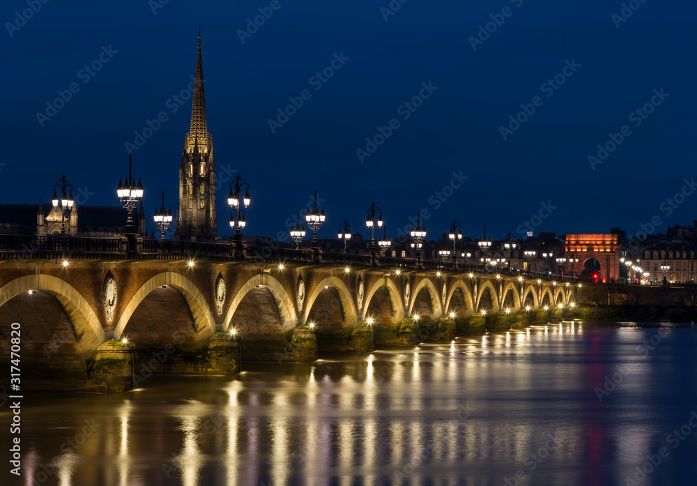 Fototapeta premium Lumières nocturnes sur le pont de pierre