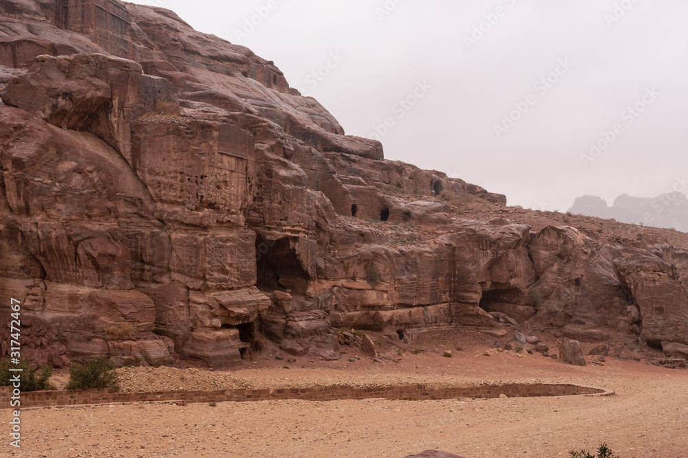 Valle con cuevas beduinas en la antigua ciudad de Petra , Jordania Valle con cuevas beduinas en la antigua ciudad de Petra , Jordania