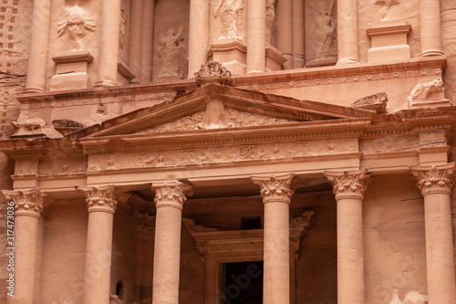 Fachada del Tesoro de la antigua ciudad de Petra, Jordania