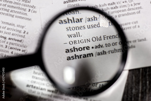 Foto The word or phrase ashore in a dictionary.