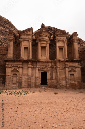 Fachada del antiguo Monasterio de la ciudad de Petra, Jordania