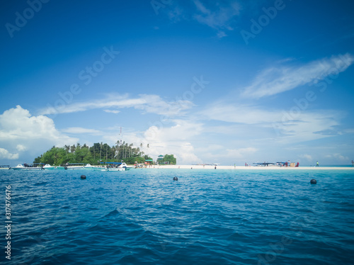 Fototapeta Naklejka Na Ścianę i Meble -  Blue sea under a beutiful sky. Dark blue and turquoise in Semporna Islands, Borneo, Sabah.