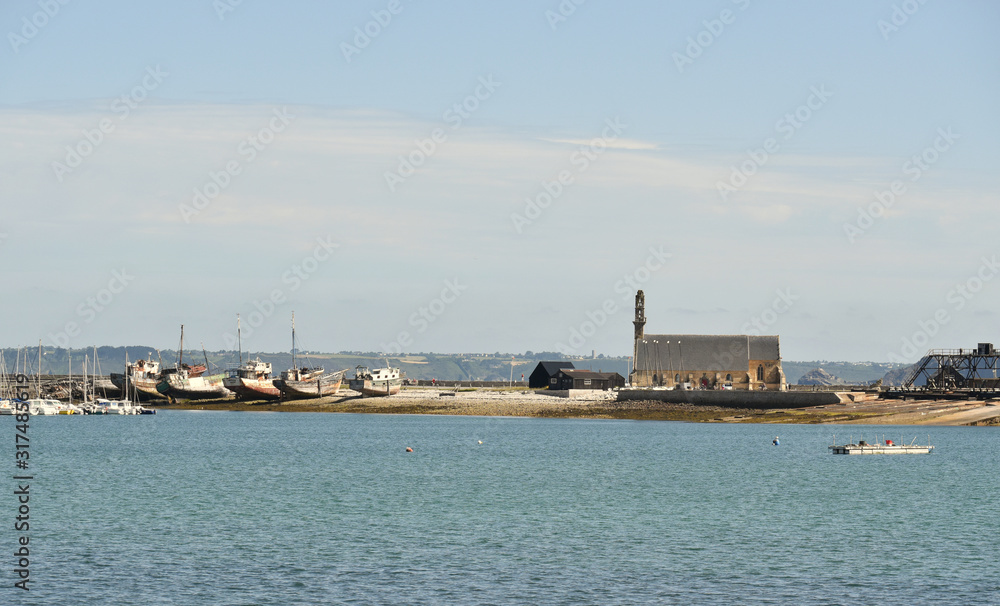 Camaret port de pêche et de plaisance en Bretagne ses côtes déchiquetées, ses falaises, ses rochers, ses paysages à couper le souffle, 
