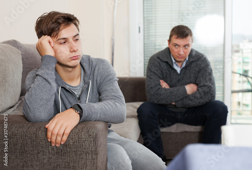 Fotografía Silent resentment between father and teenager son