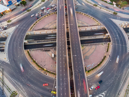 Circular junction cross transport road with car movement © themorningglory