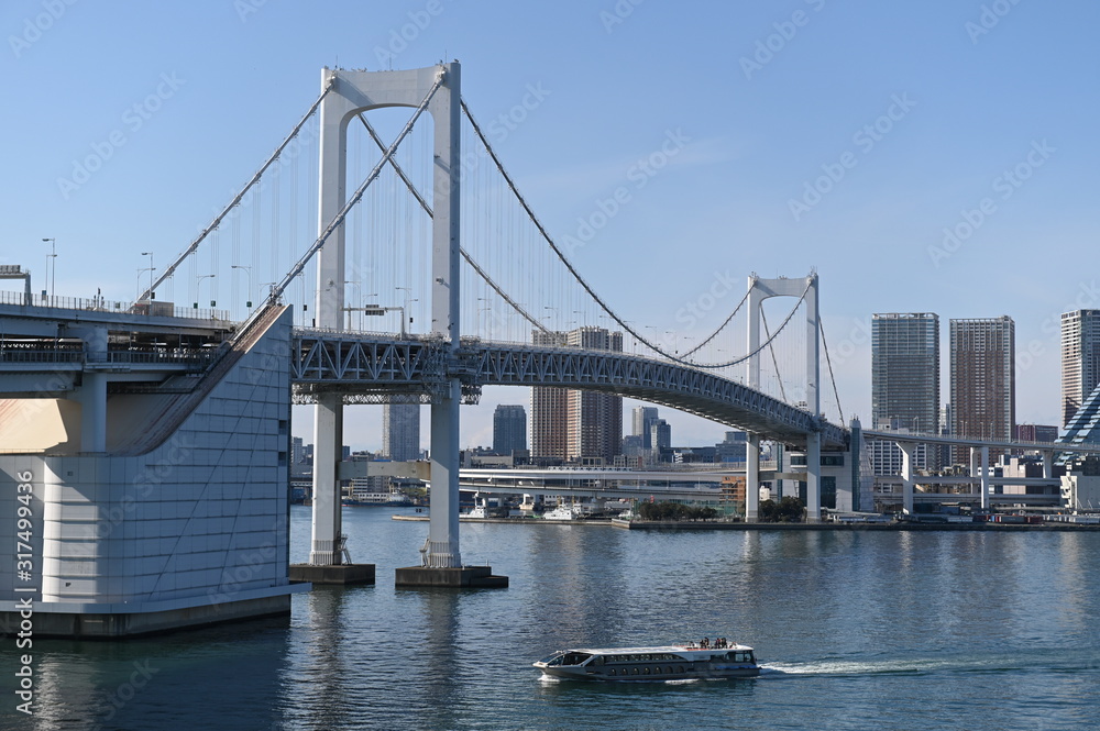 Fototapeta premium 2020年東京オリンピックの年の東京の風景 澄んだ青空と1月の東京湾を行き交う船
