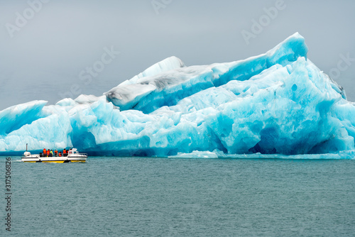 Fényképezés Amphibian vehicle with tourists in Jokulsarlon/Fjallsarlon glacier lagoon by the foot of Vatnajokull volcano