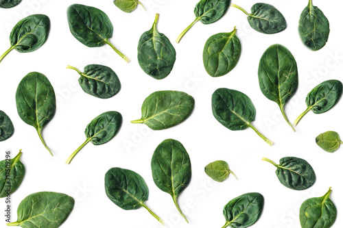 Set of green spinach leaves pattern. seamless spinach pattern isolated on white