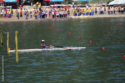 Obraz na płótnie Water sports rowing people viewing competition w salonie