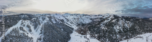 Konstfotografi Vue aérienne panoramique de la station de ski Alpine Meadows, à Squaw Valley, la
